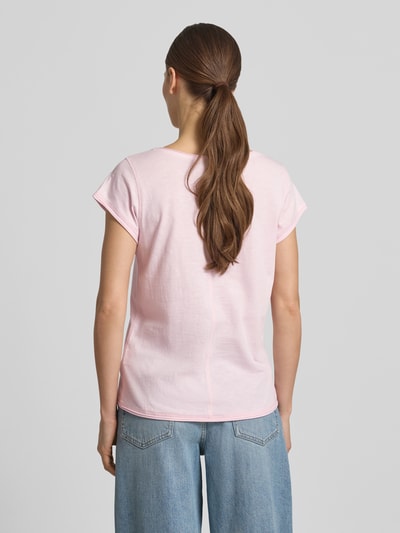 Frauenmodel trägt T-Shirt mit Rundhalsausschnitt von Christian Berg Woman in Rosa, Reine Baumwolle, Regular-Fit, Rollsaum, Rückenlänge 61 cm, Ganzkörperansicht Rückansicht.