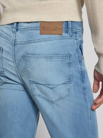 Männermodel trägt Jeans mit 5-Pocket-Design von Christian Berg Men aus Baumwoll-Mix mit Stretch-Anteil, Detailaufnahme Rückansicht.