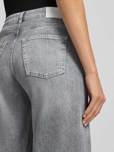 Vrouwenmodel draagt grijze Barrel Jeans uit katoenmix model 'Meni moon' van OPUS PANTS, detailopname heup en achterzak.