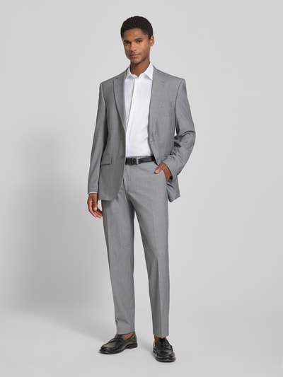 Männermodel trägt Regular Fit Business-Hemd mit Kentkragen von Christian Berg Men, Reine Baumwolle, Two-Ply Qualität, Ganzkörperansicht von vorne.