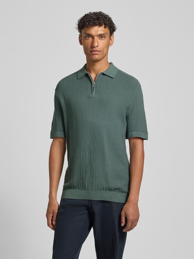 Męski model nosi Regular Fit Poloshirt aus reiner Bio-Baumwolle Modell 'CRAN' od SELECTED HOMME, zielony, krój regular fit, struktura dzianiny, krótki rękaw, kołnierzyk polo, przód, zdjęcie całej sylwetki z przodu
