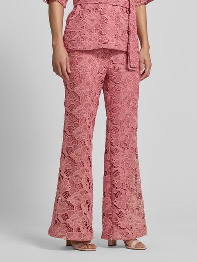 Vrouwenmodel draagt Stoffen broek uit kant met steekzakken van Jake*s Collection, straight fit, roze, knoop- en ritssluiting, detailopname vooraan.