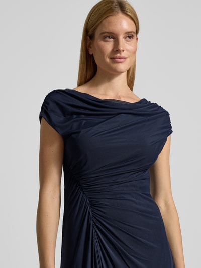 Frauenmodel trägt Regular Fit Abendkleid mit Raffungen von Christian Berg Cocktail, navy, asymmetrisch, One-Shoulder, Nahaufnahme Oberkörper