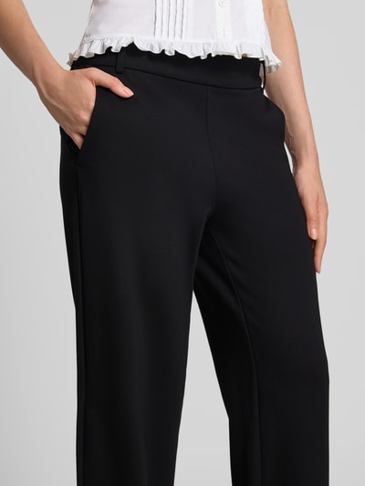 Frauenmodel trägt Gerade Hose aus Viskose-Mix von ONLY in Schwarz, klare Linien, glatte Textur, Nahaufnahme Oberkörper, Damen Gerade Hose von ONLY.
