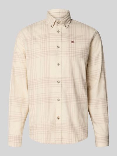 Produktfoto, Regular Fit Freizeithemd mit Button-Down-Kragen von Napapijri w jasnych odcieniach beżu z subtelnym kratą, bawełna, wyhaftowane logo, listwa guzikowa, długość tyłu w rozmiarze M: 67 cm, szerokość w rozmiarze M: 43 cm, długość rękawów w rozmiarze M: 66 cm.
