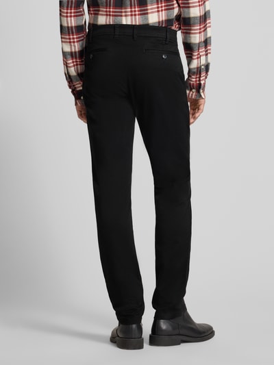 Männermodel trägt Straight Fit Chino mit Gesäßtaschen von MCNEAL, schwarzer Baumwoll-Mix, Eingrifftaschen, Ganzkörperansicht Rückansicht.