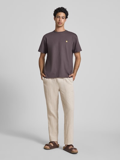 Männermodel trägt Hose aus Leinen-Baumwoll-Mix Modell 'MAXIM' von Blend, beige, Relaxed Fit, Ganzkörperansicht von vorne.