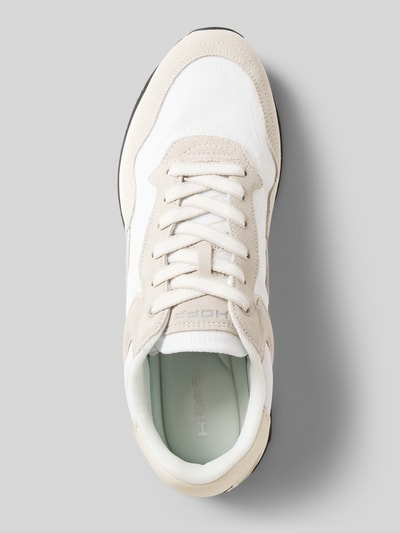 Produktfoto, Sneaker aus Leder-Mix Modell 'City' von HOFF für Herren mit Schnürverschluss, Logo-Detail, profilierter Sohle, abgerundeter Passform, Farben in Weiß und Beige, strukturierte Texturen, Absatzhöhe 4 cm, Schafthöhe 9 cm, Schaftweite 8 cm.