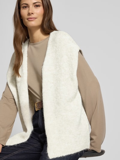 Frauenmodel trägt Offene Weste mit Woll-Anteil Modell 'MILLERS' von B.Young im Material-Mix, Rückenlänge 64 cm, Nahaufnahme Oberkörper.