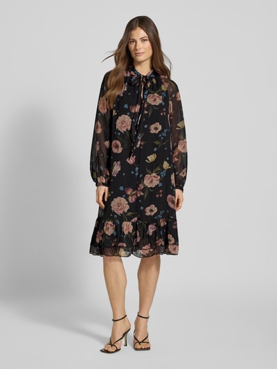 Vrouwenmodel draagt Knielanges Kleid mit Schluppe van Oui, zwart met all-over bloemenlook, A-lijn, laagjeslook, knielengte, ruglengte 99 cm, borstwijdte 52 cm, mouwlengte 54 cm, geheel van voren.