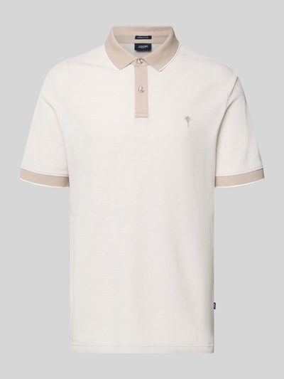 Produktfoto, cremefarbenes Regular Fit Poloshirt mit Label-Stitching Modell 'Percyco' von JOOP! Collection aus reiner Baumwolle, Knopfleiste, beige Details