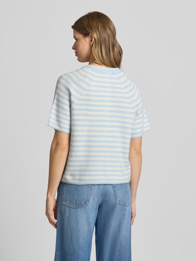 Vrouwenmodel draagt Regular Fit gebreid jack met wol-aandeel model 'MALOU' van Pieces, meerkleurige look, gestreept, raglanmouwen, ribtricot, korte mouw, ronde hals, streepmotief, Ganzkörperansicht Rückansicht.