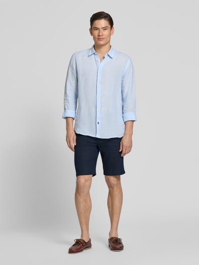 Männermodel trägt Tapered Chinoshorts aus Leinen-Mix Modell 'DS_3S' von BOSS Orange in Dunkelblau, Flammgarn-Struktur, seitliche Eingrifftaschen, Label-Patch, Knopf und verdeckter Reißverschluss, elastischer Bundabschluss mit Tunnelzug, Paspeltaschen, Materialverarbeitung Leinen-Mix, Ganzkörperansicht von vorne.