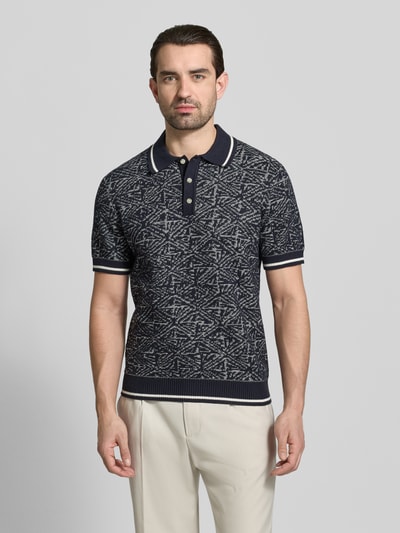 Männermodel trägt Regular Fit Poloshirt im Allover-Look von Jack & Jones Premium in Dunkelblau, reine Baumwolle, Ganzkörperansicht von vorne.