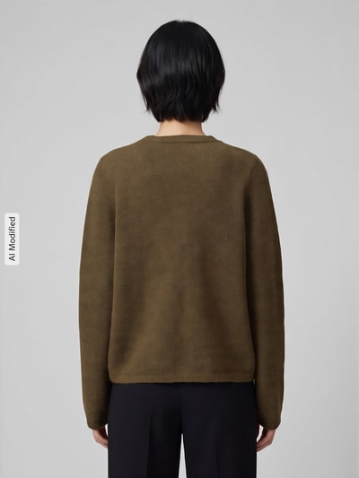 Männermodel trägt kardigan rozpinany Relaxed Fit Strickjacke aus Woll-Mix mit Alpaka-Anteil model 'LULU' von Selected, kolor oliwkowy, gładka faktura, Damen Strickjacke, Ganzkörperansicht Rückansicht, KI-modifiziertes Bild