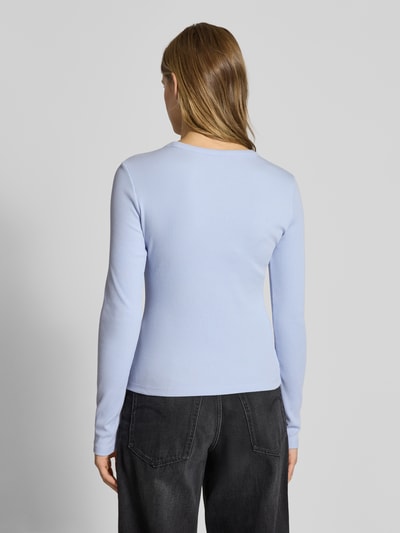 Frauenmodel trägt Longsleeve mit Label-Detail von Calvin Klein Jeans, hellblau, Baumwoll-Elasthan-Mix, Slim-Fit, Rückenlänge 51 cm, Ganzkörperansicht Rückansicht.