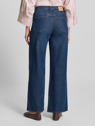Vrouwenmodel draagt Loose Fit Jeans uit katoenmix model 'MADINA WIDE' van Tom Tailor, denim look, high waist, label patch, 5-pocket, twill, productfoto, volledige lichaamsaanzicht achteraan.