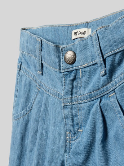 Produktfoto, jasnoniebieskie spodnie z denimu, proste nogawki, kieszenie skośne i tylna, bawełna, Jeans mit Eingrifftaschen von Steiff, szerokość w rozmiarze 116: 31 cm, długość nogawki od wewnątrz: 50 cm, detal z logo