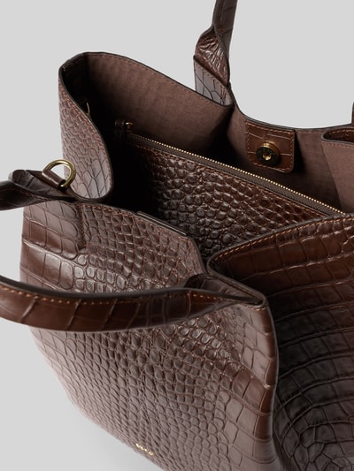 Produktfoto, Handtasche aus Leder mit Label-Detail Modell 'ESSENTIAL' von Abro in Braun, Krokodilleder-Optik, sichtbares Hauptfach mit Magnetverschluss, zusätzliches Reißverschlussfach innen, verstellbarer Schultergurt, strukturierte Oberfläche, Kontext: Damen Handtasche aus echtem Leder mit Hauptfach, kurzen Tragegriffen, zusätzlicher Reißverschlusstasche, Reißverschlussfach innen, Maße: Breite 30 cm, Länge 33 cm, Tiefe 18 cm, Schulterriemen 100 cm.