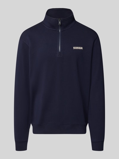 Produktfoto, Relaxed Fit Sweatshirt aus elastischem Baumwoll-Mix von Napapijri, kolor granatowy, detal z logo, kołnierz zapinany, elastyczne wykończenia, długość tyłu w rozmiarze M: 68 cm, długość rękawów w rozmiarze M: 66 cm