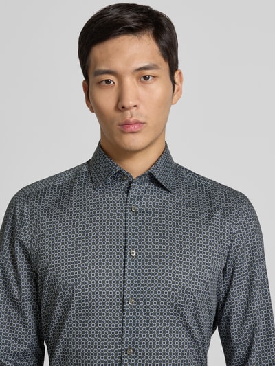 Männermodel trägt Slim Fit Businesshemd aus Baumwolle mit Kentkragen von OLYMP Level Five, feines Muster, Nahaufnahme Oberkörper. Rückenlänge 80 cm, Schulterbreite 44 cm, Ärmellänge 68 cm.