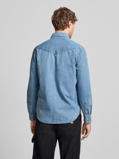 Männermodel trägt Regular Fit Jeanshemd aus reiner Baumwolle Modell 'BROOKS' von Pepe Jeans, Denim-Optik, Rückenpasse, Ganzkörperansicht Rückansicht.