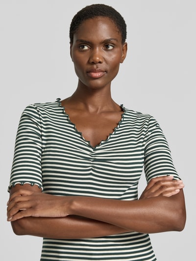 Frauenmodel trägt T-Shirt mit Wellensaum von Zero, Bio-Baumwoll-Elasthan-Mix, Slim-Fit, V-Ausschnitt, gestreift, Nahaufnahme Oberkörper.