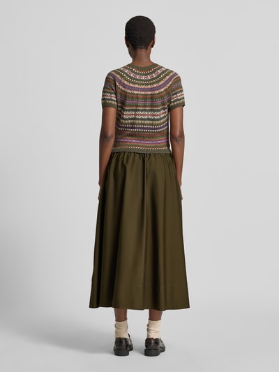 Männermodel trägt A-Linien Freizeitkleid aus Woll-Mix mit Kaschmir-Anteil von Polo Ralph Lauren, olivgrün, strukturierte Oberfläche, Ganzkörperansicht Rückansicht