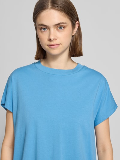 Frauenmodel trägt Oversize T-Shirt aus reiner Baumwolle von Marc O'Polo Denim in Optik: Unifarben, Passform: Oversize, Rundhals, Ärmelform: Kurzarm, Material: Reine Baumwolle, Nahaufnahme Oberkörper.