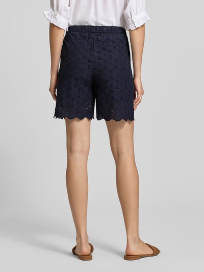 Frauenmodel trägt Bermudas mit Lochstickerei und Eingrifftaschen von Christian Berg Woman in Dunkelblau aus Reine Baumwolle, Loose-Fit, Struktur durch Stickmuster, Elastischer Bund mit Kordelzug, Ganzkörperansicht Rückansicht.