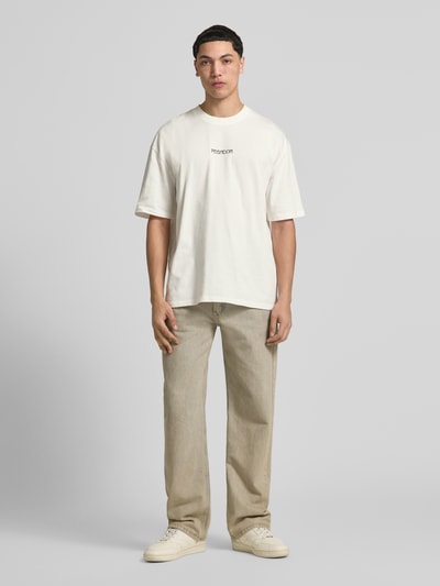 Männermodel trägt Oversized T-Shirt aus Baumwolle Modell 'Stavoren' von Pegador, Reine Baumwolle, Oversized-Fit, Halbarm, Rundhalsausschnitt, Label-Detail, Rückenlänge bei Größe M 70 cm, Herren T-Shirt, helles Beige, glatte Textur, Ganzkörperansicht von vorne.