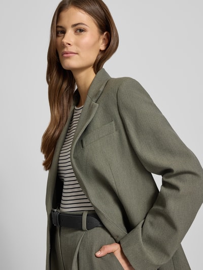 Frauenmodel trägt Relaxed Fit Blazer mit Viskose-Anteil Modell 'Napoli' von Mango, olivgrün, Reverskragen, Nahaufnahme Oberkörper.