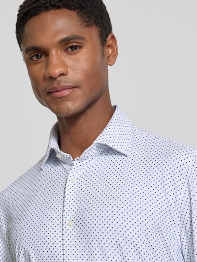 Männermodel trägt Slim Fit Business-Hemd mit kentkraag van Jake*s, elastische materiaalmix, knoopsluiting, nahaufnahme bovenlichaam.
