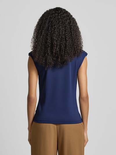 Frauenmodel trägt Regular Fit bluzkę z elastycznej mieszanki materiałów z obszyciem ozdobnymi kamieniami model 'Priyanne' od Lauren Ralph Lauren, bez rękawów, lejący dekolt, kolor granatowy, długość tyłu 57 cm dla rozmiaru S, widok całej sylwetki z tyłu.