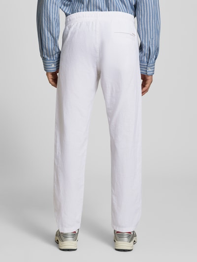 Mannenmodel draagt witte broek van mix van katoen en linnen model 'KANE' van Jack & Jones, regular fit, elastische band, binnenbeenlengte maat M 81 cm, bandwijdte maat M 41 cm, volledige lichaamsweergave achteraan.