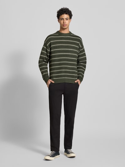 Männermodel trägt Straight Fit Chino mit Gesäßtaschen Modell 'Stollie' von JACK & JONES aus elastischem Baumwoll-Mix, Ganzkörperansicht von vorne.