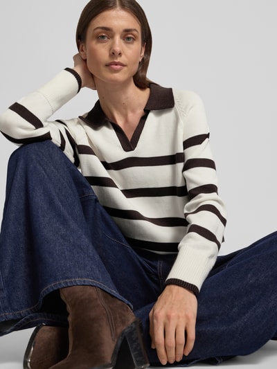 Vrouwenmodel draagt Gestreifter Pullover mit Polokragen van Stefanel, gebreide pullover van puur katoen, regular fit, streepmotief, V-hals, ruglengte maat S 62 cm, mouwlengte maat S 60 cm, kleuren crème en donkerbruin, textuur met zichtbare ribbels, detailopname bovenlichaam