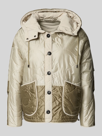 Produktfoto, Steppjacke mit aufgesetzten Eingrifftaschen und Kapuze von Blonde No. 8 in Beige-Oliv, glänzende Textur, gerade Form, große Taschen, Kapuze mit Kordelzug und Druckknöpfen, Knopfverschluss, größenverstellbarer Saum, Farbkontrast an Taschen und Saum.
