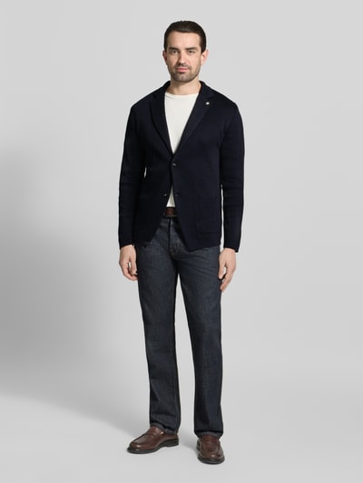 Männermodel trägt Slim Fit 2-knoops colbert met reverskraag van Manuel Ritz, puur katoen, opgestikte zakken, donkerblauw, geheel van voren, geheel zichtbaar