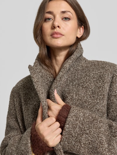 Frauenmodel trägt Relaxed Fit Mantel aus Woll-Mix von Samsøe Samsøe in meliertem Braun mit Reverskragen, Nahaufnahme Oberkörper. Rückenlänge 135 cm, Schulterbreite 46 cm, Brustweite 53 cm, Ärmellänge 64 cm.