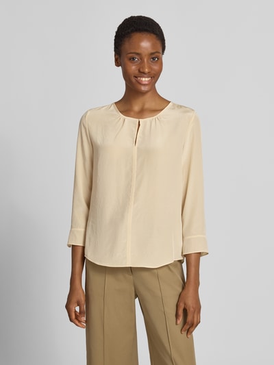 Frauenmodel trägt Regular Fit Bluse mit 3/4-Arm von Luisa Cerano in Beige, Rundhalsausschnitt, Längsnaht, Ganzkörperansicht von vorne.