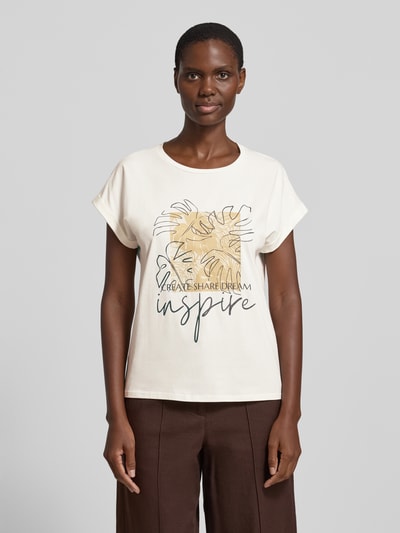 Frauenmodel trägt T-Shirt mit fixiertem Ärmelaufschlag Modell 'RINA' von Soyaconcept, cremefarben, Motiv-Print, Baumwoll-Mix, Ganzkörperansicht von vorne.