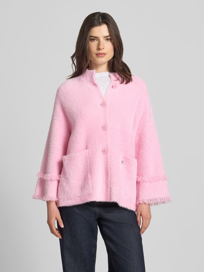 Frauenmodel trägt Regular Fit Jacke mit Stehkragen von s.Oliver BLACK LABEL, Optik: Unifarben, Strick, Fransen, Knopfleiste, Ganzkörperansicht von vorne.
