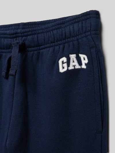 Productfoto, sweatpants met elastische tailleband en logo van GAP, kindermodel, katoenmix, regular fit, steekzakken, donkerblauw, detailopname