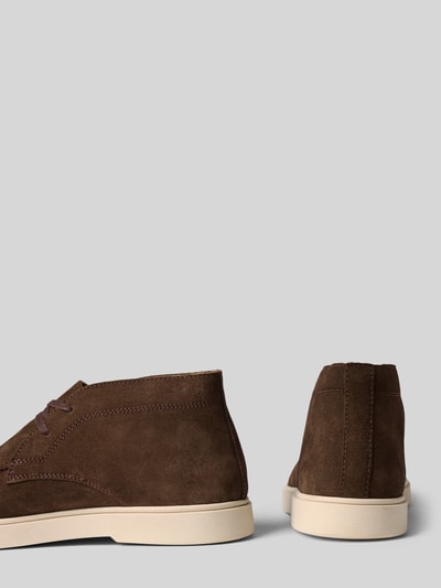 Produktfoto, Loafer aus echtem Leder Modell 'Liam' von PS Poelman in Dunkelbraun, abgerundete Passform, leicht profilierte cremefarbene Sohle, strukturierte Wildleder-Textur, Größe 44: 2 cm Absatz, 10 cm Schafthöhe und Schaftweite.