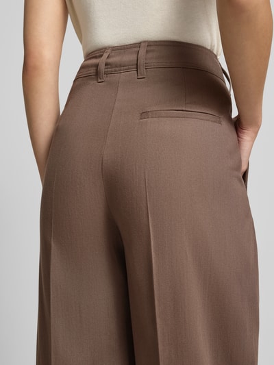 Frauenmodel trägt Weite Hose aus Lyocell-Baumwoll-Mix von Marc O'Polo in Braun, glatte Struktur, Detailaufnahme Rückansicht, Damen Weite Hose von Marc O'Polo