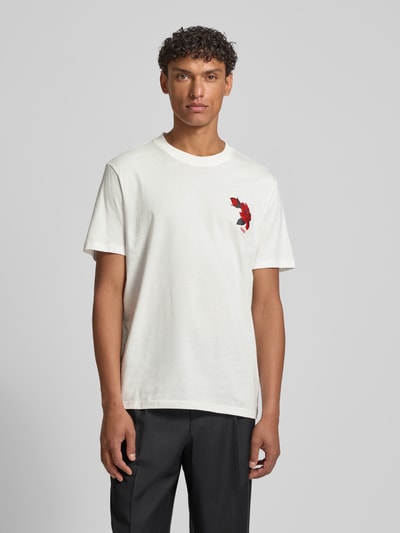 Männermodel trägt Regular Fit T-Shirt aus reiner Baumwolle Modell 'DIKERD' von HUGO, Optik: Unifarben, Motiv-Print, Ganzkörperansicht von vorne.