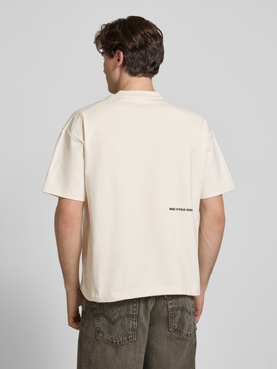 Männermodel trägt Boxy Fit T-Shirt aus reiner Baumwolle von Marc O'Polo Denim, Optik: Unifarben, Label-Print, Ganzkörperansicht Rückansicht.