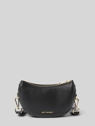 Produktfoto, schwarze Handtasche mit Label-Applikation Modell 'Sporty Sister' von Hey Marly, Hauptfach mit Reißverschluss, Schulterriemen, Maße 21 cm Breite, 14 cm Länge, 7 cm Tiefe, 118 cm Schulterriemen, glatte Oberfläche auf grauem Hintergrund.