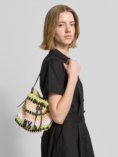 Frauenmodel trägt Beuteltasche aus Strick Modell 'NEEKO CR_DRAWSTRING' von HUGO, Allover-Muster, Zugband, Label-Schriftzug, Nahaufnahme Oberkörper.